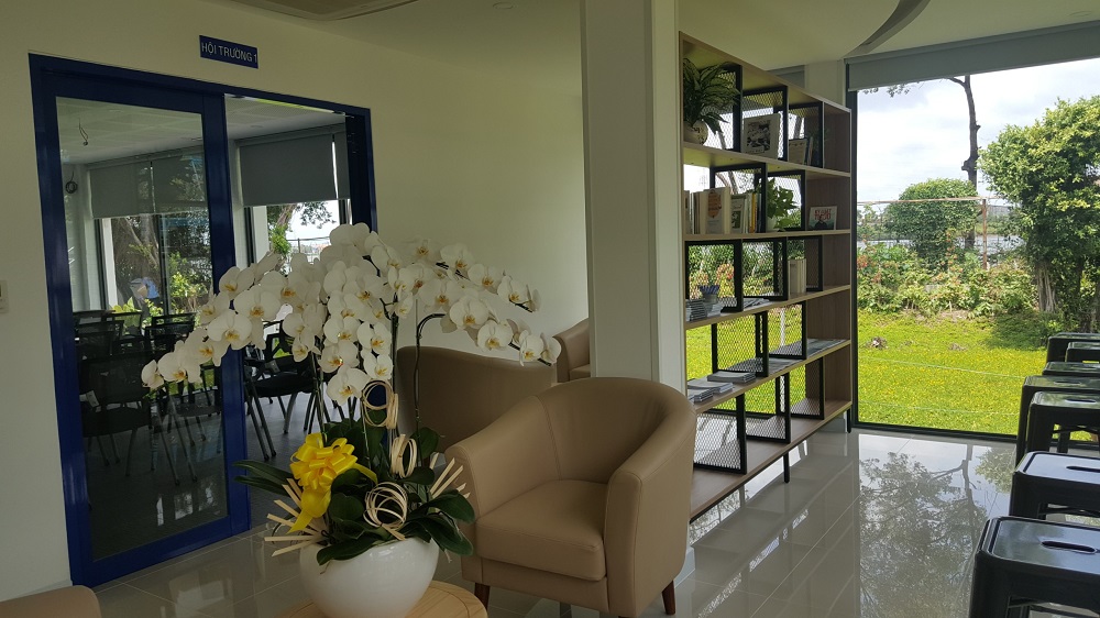 Khu vực thư viện và sảnh chờ